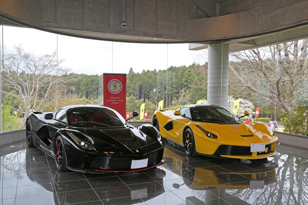 オーバルハウスには2台のラ フェラーリが展示された。