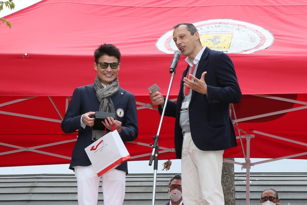 フェラーリ・ジャパンのフェデリコ・パストレッリ社長が来場し、参加したオーナーに謝辞を述べた。FOCJからパストレッリ社長に名誉会員証と記念品が手渡された。