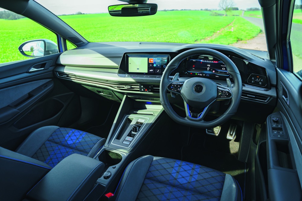 シンプルなインテリアには、スポーティなシートやステアリングホイールが装着される。運転に集中できて快適な環境だ。ただし、インフォテインメントシステムの操作性には問題がある。
