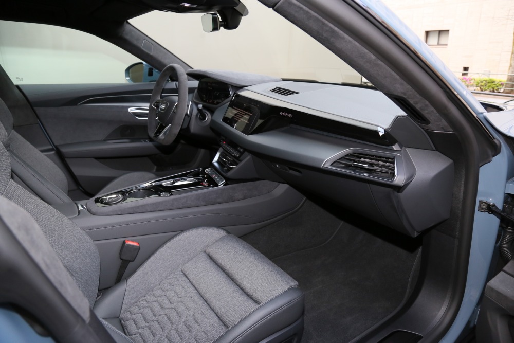 アウディeトロン GTの前席内装。日本仕様にもレザーフリーパッケージが設定される。