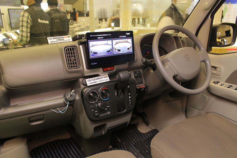 パナソニック・ブースでは、10インチ・フローティング画面のカーナビ、ストラーダFシリーズ「CN-F1X10BLD」を搭載したスズキ・エブリィのキャンパーが展示されている。