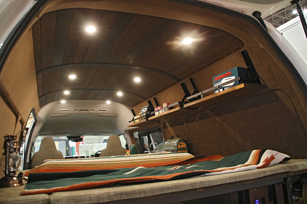 セドナのキャンピングカーを特徴づけるのが、ウッドの風合い。タイプIVでは、天井一面をひと手間加えた無垢材で仕立てている。