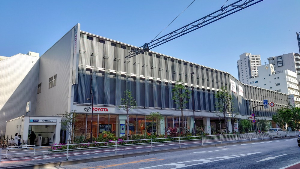 東京都新宿区にあるトヨタモビリティ東京「明治通り北店」と「明治通り南店」は隣接。北店は旧カローラ店、南店は旧ネッツ店。