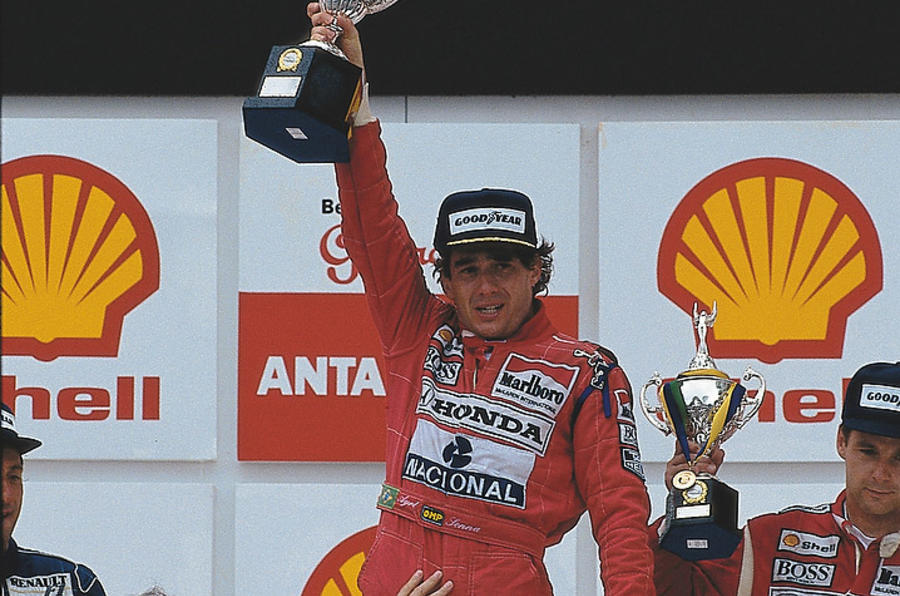1991年のブラジルGPにて優勝カップを掲げるセナ