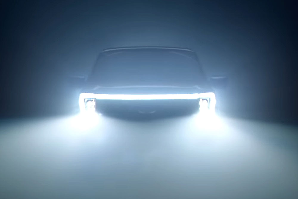 米フォードが発表した予告画像。これまで高性能モデルにつけられたライトニングの名が、フルEV仕様には与えられる。