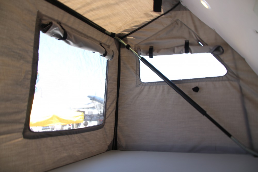 ポップアップルーフの内部は、幅は1070mmながら、長さ1800×高さ1000mmという形状。横開き構造のため、普通のテントに近い空間使いになる。