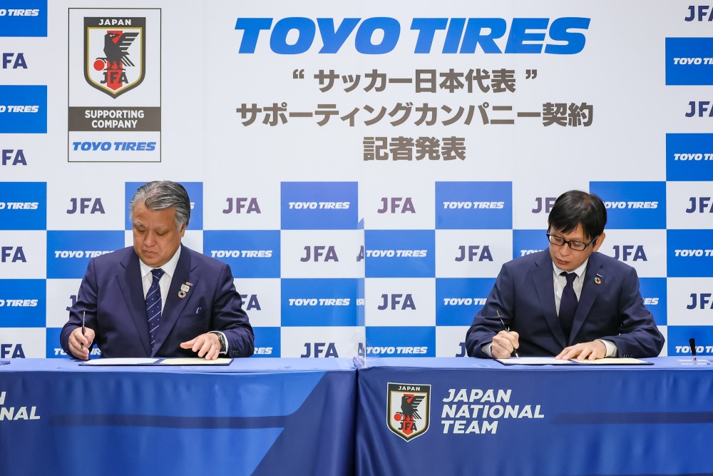 JFAの田嶋幸三会長と、トーヨータイヤ コーポレート統括部門の笹森建彦 取締役が、20日にオンライン発表の場で契約書を交わした。