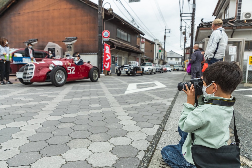 沿道では参加車にカメラを向ける未来のドライバーの姿も見られた。