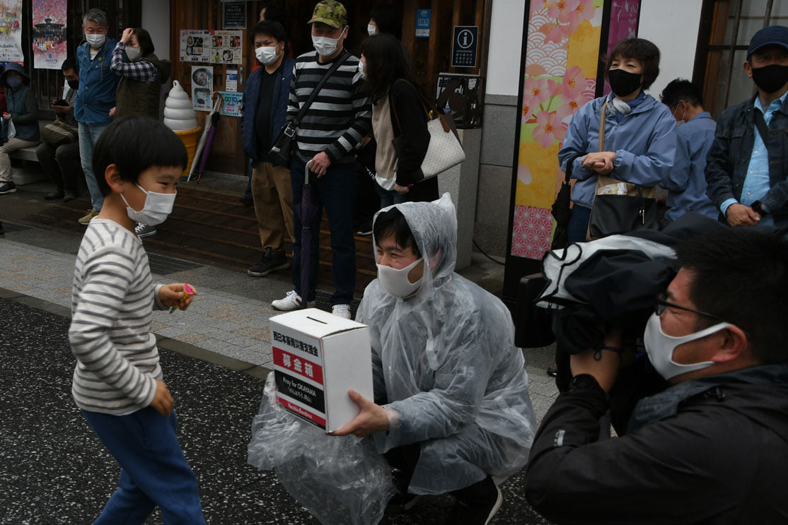 チェックポイントでは見学者からの募金を集められた。