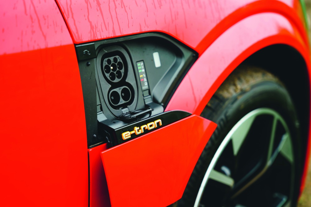 通常のe－トロンと同じく、充電ポートは左右フロントフェンダーに設置される。ただし、最大150kW対応のCCS急速充電は、運転席側からしか行えない。