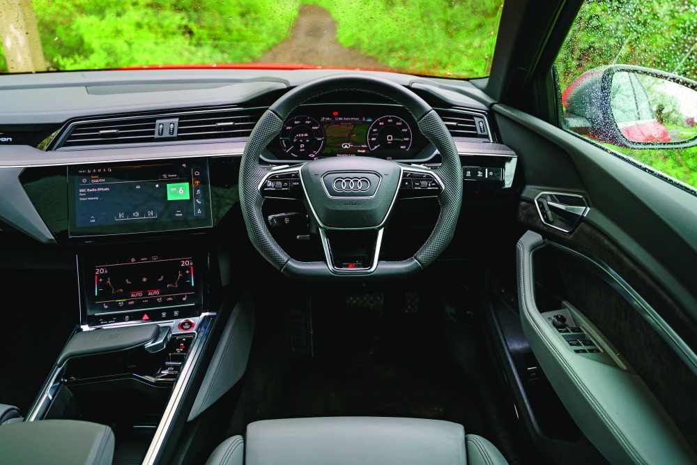 控えめながらもスポーティで、キャビンも荷室も広さは申し分ない。質感も高いが、場所によっては仕上げの粗いところも見受けられる。