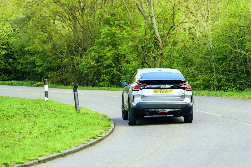 エンスージアストなら興味をそそられることはないだろう。このクルマのベストはB級道路を70〜90km/h程度で肩の力を抜いて走るときで、そのときがステアリングもサスペンションも一番レスポンスがいいように思える。