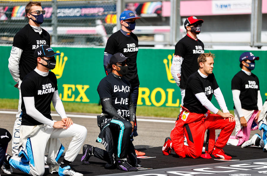 F1グリッドでは、多くのドライバーがレース前に膝を付き、人種差別への抗議の意思を示す光景が見られた。