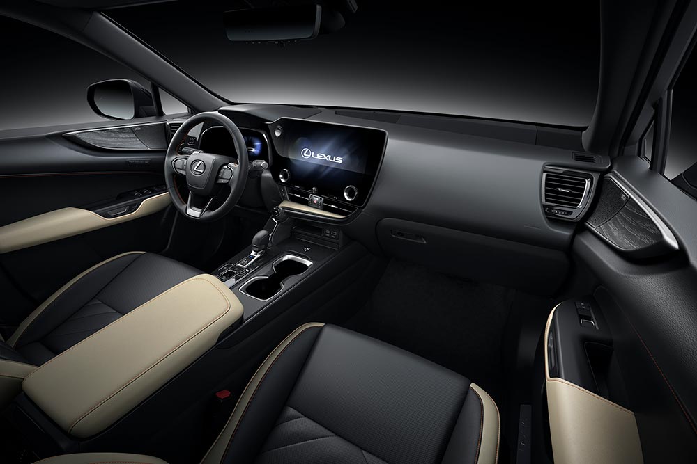 新型レクサスNXの前席内装　内装色：ブラック&リッチクリーム（プロトタイプ）
