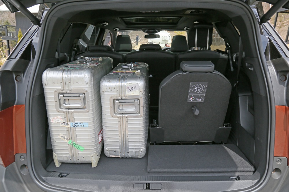 3列目シートの片方を格納するだけでLサイズとMサイズのスーツケースを進行方向に起こして積むことができる。