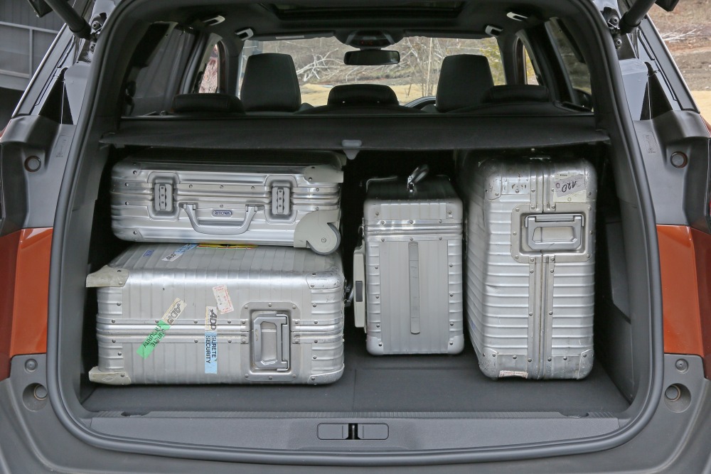 2列目シートを使用してトノカバーを付けた状態で、Lサイズのスーツケースを寝かせた上にボードケース、右にはMサイズのスーツケースを起こして積めた。