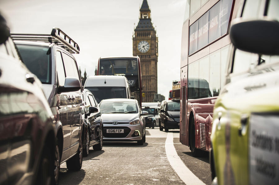 ロンドンなど一部都市ではすでに、高年式車など環境負荷の高いクルマに対し通行税を課すといった規制が実施されている。