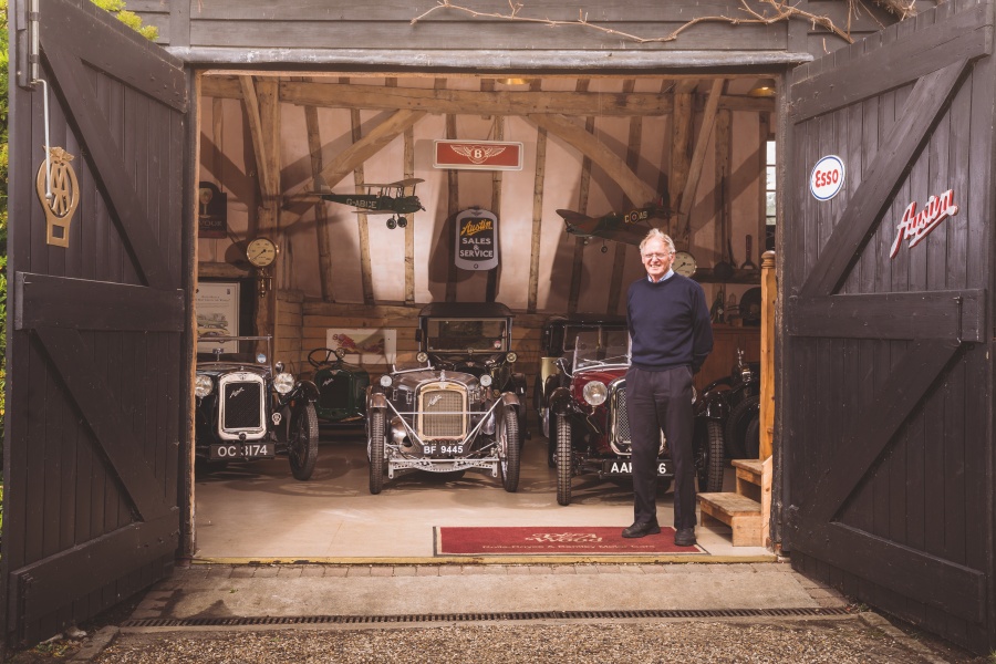 ポール・ウッドと、戦前のオースチン・セブンが並ぶ彼のガレージ