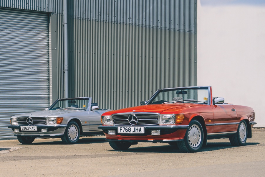 レッドのメルセデス・ベンツ300 SL、シルバーの500 SL