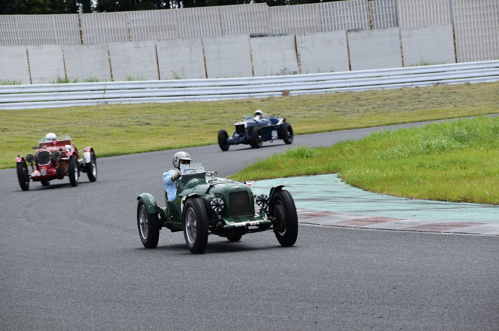 戦前に生産された車両によるヴィンテージ・スポーツ走行クラスでは、1935年ラゴンダ・レイピアなどがコースイン。