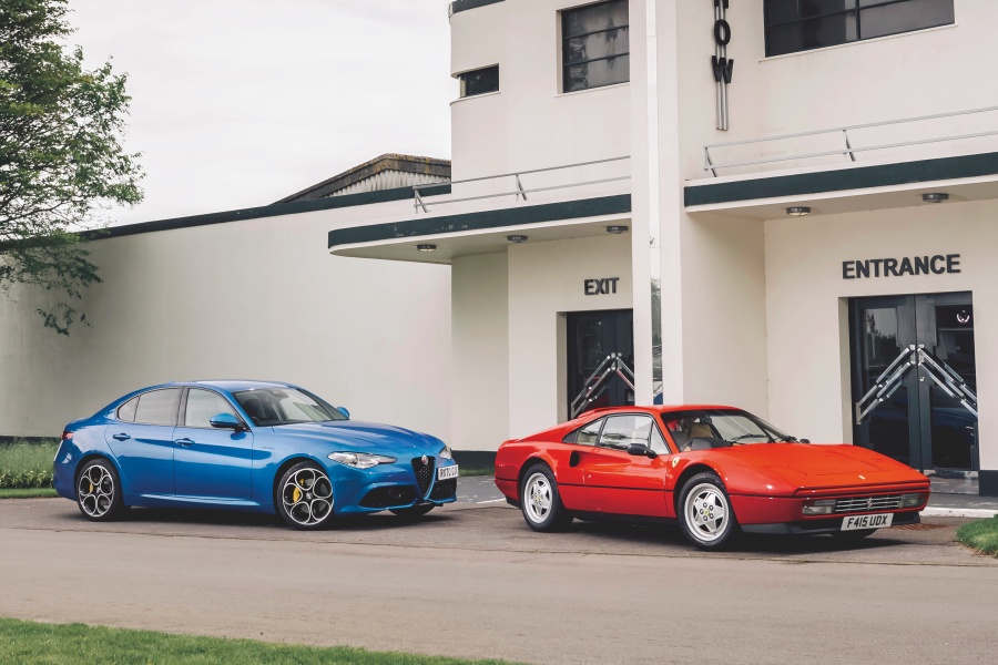 レッドのフェラーリ328 GTBと、ブルーのアルファ・ロメオ・ジュリア・ヴェローチェ