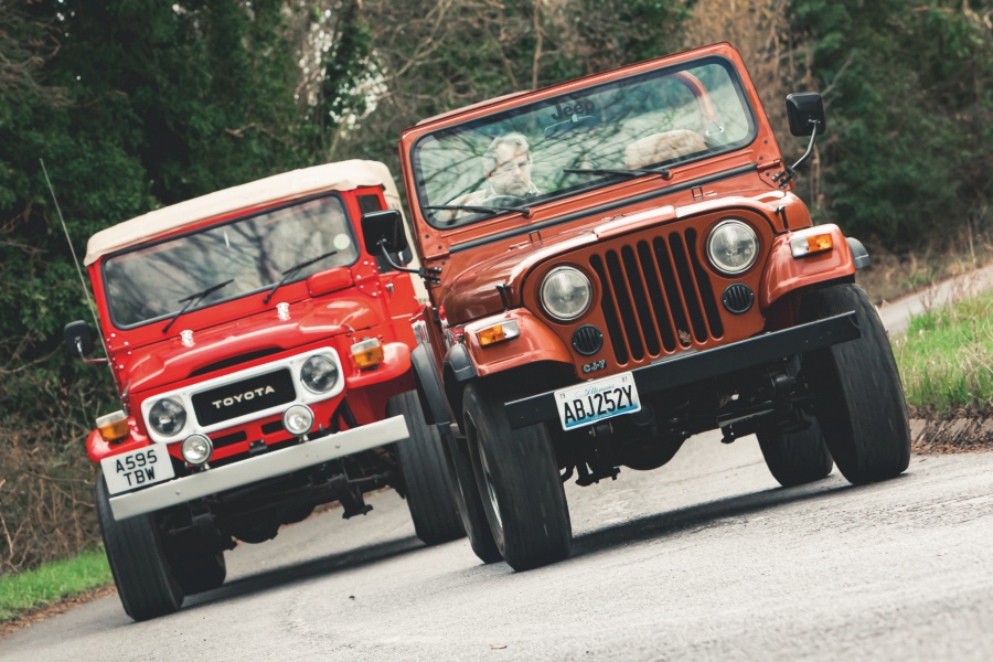 オレンジのジープCJ-7と、レッドのトヨタ・ランドクルーザー FJ40