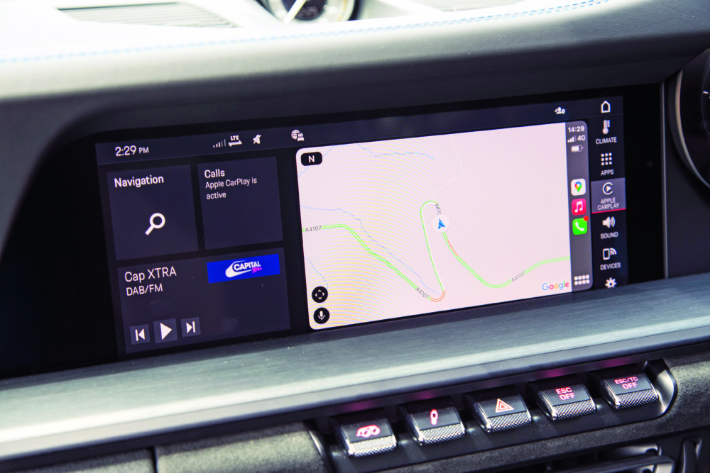 運転席側に並ぶショートカットがスクロールでき、ディスプレイの前に手を置いて安定した操作ができるので、タッチ画面での入力がしやすい。スマートフォンのミラーリングは、Appleにのみ対応する。