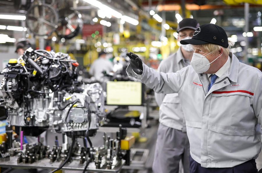 自動車工場を見学するボリス・ジョンソン首相