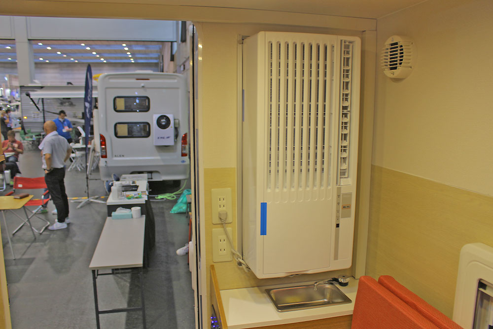 撮影した最上位グレード「エルミタ・リミテッド・パッケージ」には、ウィンドウエアコン（冷房専用）が装備される。