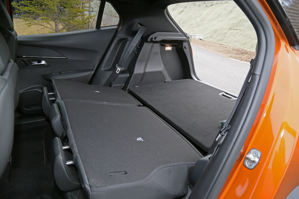 後席を折り畳むとシートバックは前上がりに。フルフラットにはならないが、トランク部分の床はフラットだ。