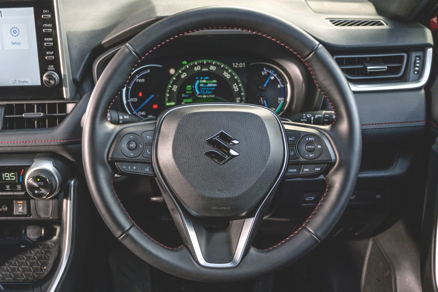 スズキ・アクロス 2.5 PHEV E-FOUR E-CVT(英国仕様)