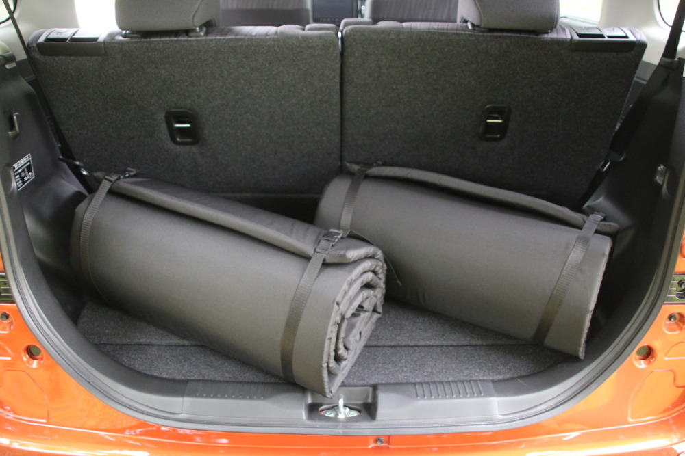 リラックスクッションは、伸ばすと全長2100mm×幅540mm×厚さ20mm。2WD車なら、巻いて荷室下のサブトランクに2セットをぴったり収納できる。