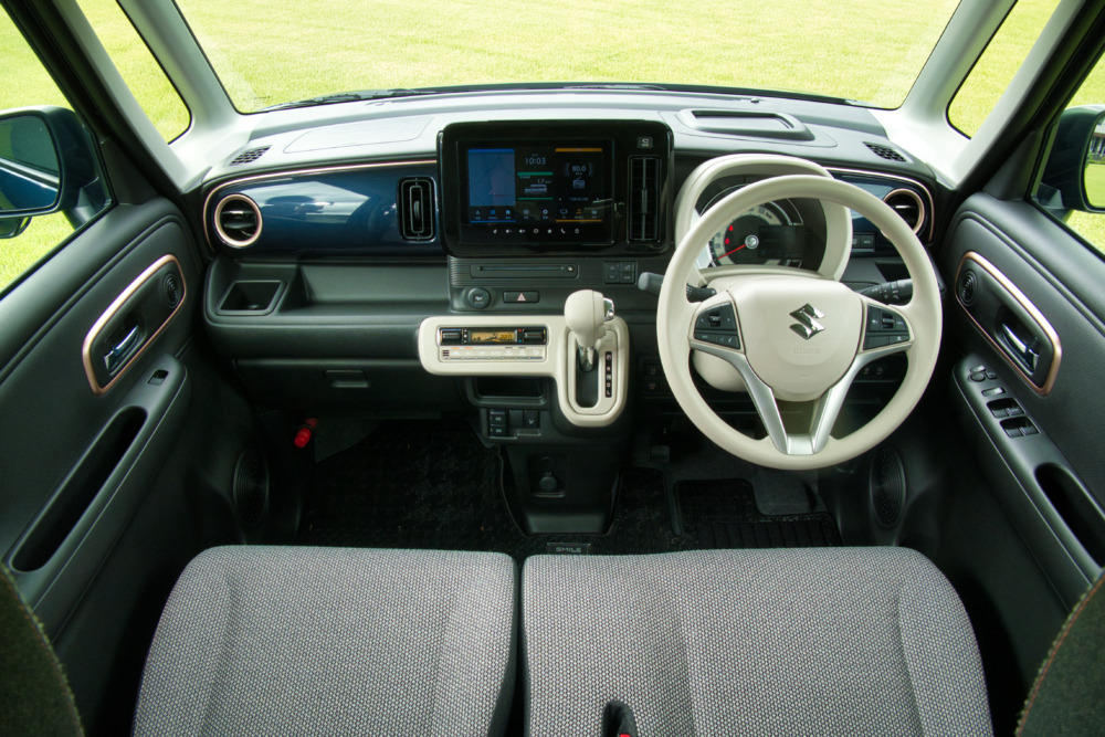 ワゴンRスマイルの前席内装。インパネのカラーパネルは、手曲げの塗装鉄板のようなツヤと潤いがある。ワゴンRとは異なる世界観に。