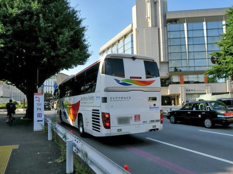 専用レーンを示すピンクのラインは、開会式前にかすれ始めていた。左右のブレーキランプの間にあるピンクの四角が、関係者用車両を識別するためのステッカー。「驚くほど小さく、瞬時には判断できない」と筆者。