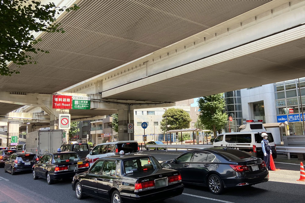首都高の料金1000円上乗せが始まった7月19日。並行する一般道路の混雑ぶりを報じるメディアは多かった。