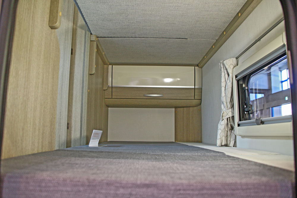 「R2Bレイアウト」は車体後部に2段ベッドを備える。写真は下段で、奥に見えるのは手荷物を収納できるキャビネット。下段ベッドのさらに下はラゲッジスペースになっている。