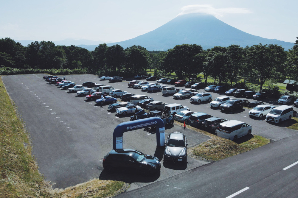 3日目はヒルトン・ニセコ・ビレッジのパーキングからスタート。開催を祝うように羊蹄山も姿を現してくれた。