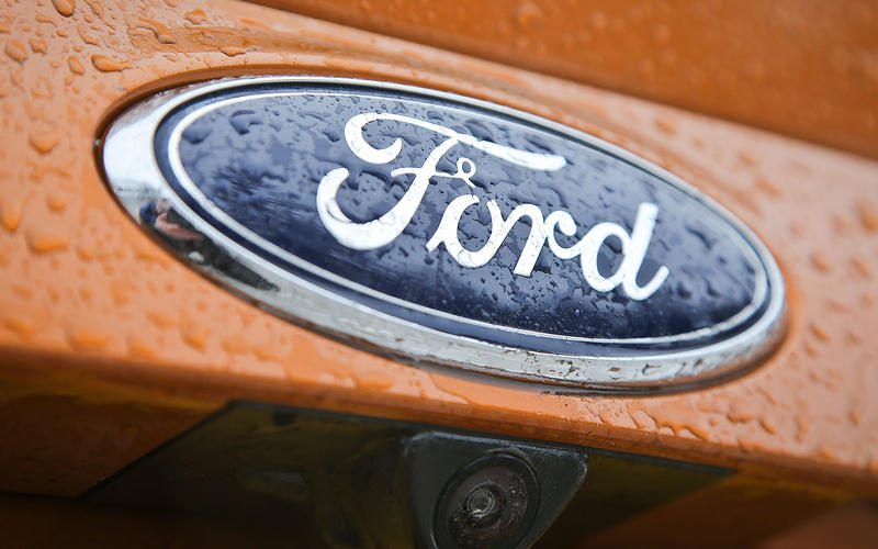 フォードのエンブレムは青い楕円形をしていることから「ブルーオーバル」と呼ばれる。