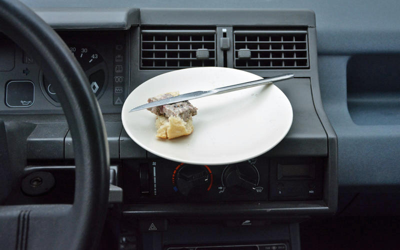 仕事でクルマを使うドライバーにとっては特に、運転中の食事は日常茶飯事かもしれないが……。
