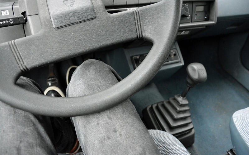 膝を使った運転はかなり横着な行為だが、やったことがあるという人は意外と多いのではないだろうか。