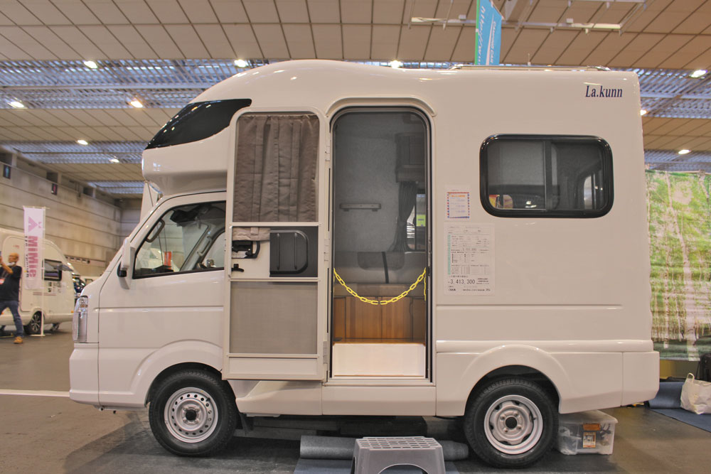 埼玉県のAZ-MAXが送り出すラクーン・ベンチタイプ（315万1500円）。撮影車両のサイズは、全長3700×全幅1700～1720×全高2500mmだ。