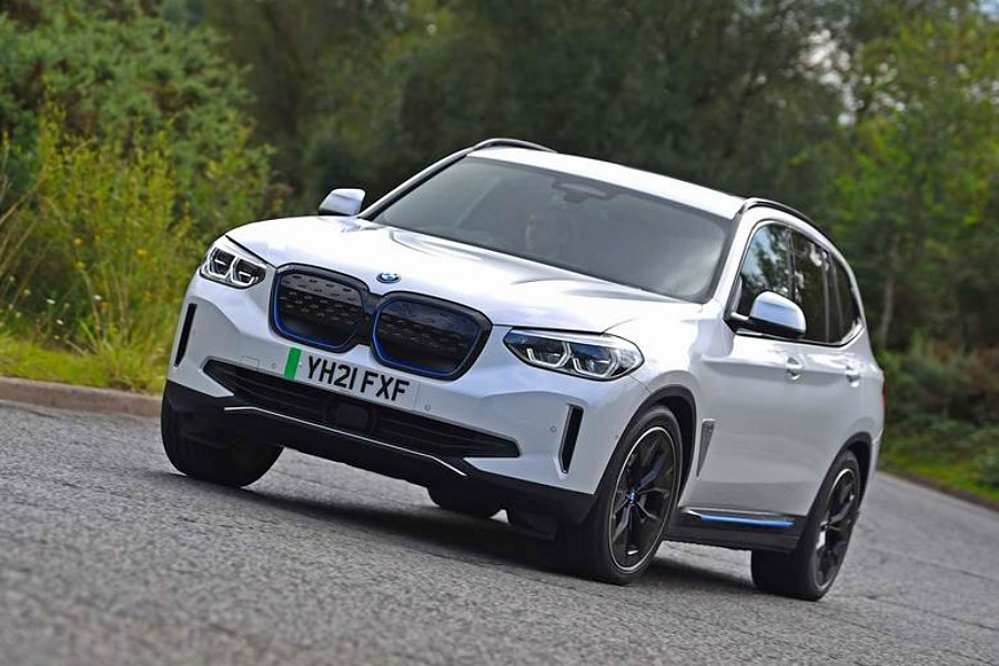 BMW iX3 プレミアエディション・プロ（英国仕様）