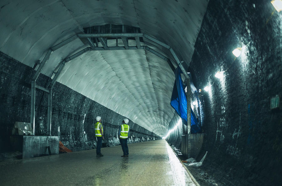画像 写真 130年前の廃墟 捨てられた鉄道トンネルが極秘のテストコースになるまで 英ケイツビー トンネル Autocar Japan