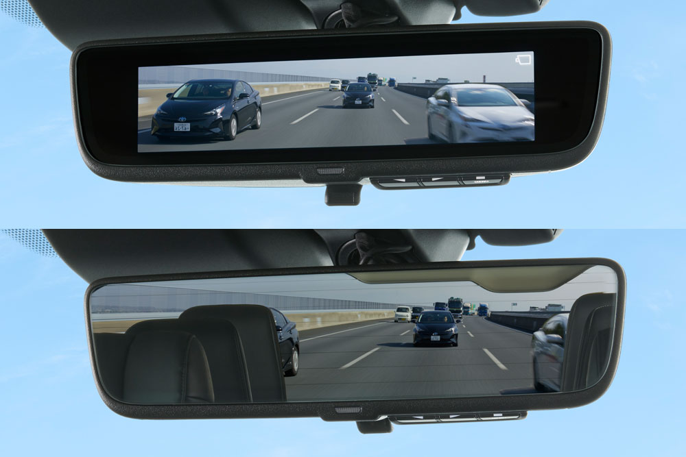2019年末に発売されたトヨタ・グランエースのデジタルインナーミラー。下が鏡面モード（後部座席で視界が遮られている）。上がデジタルモード。