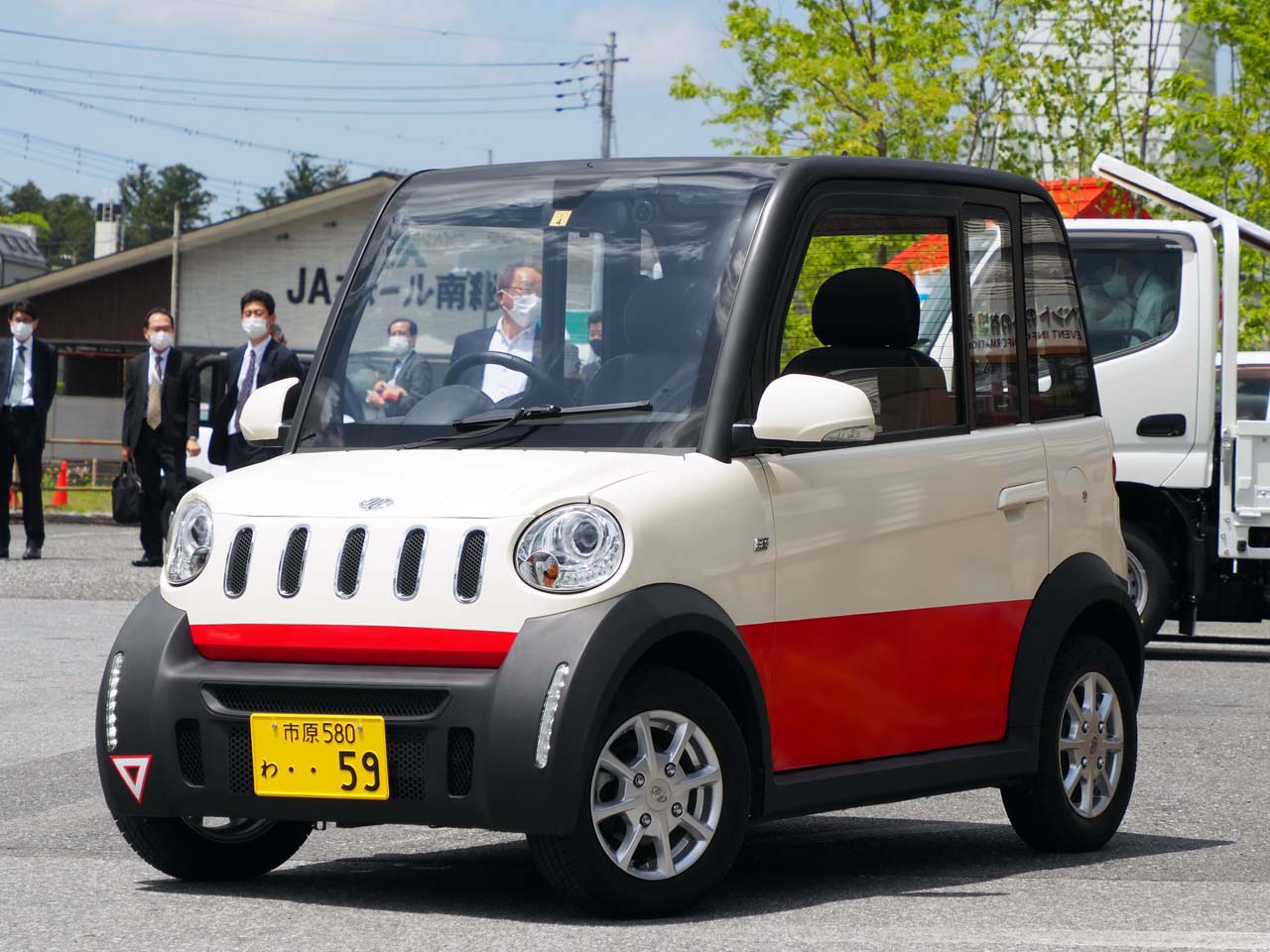 今春、出光興産と千葉県市原市が手を組み、カーシェアリングサービスを開始。写真は、市民・観光客に向けて超小型モビリティ「認定車」として出光タジマEVが提供する2人乗りのEV「ジャイアン」。