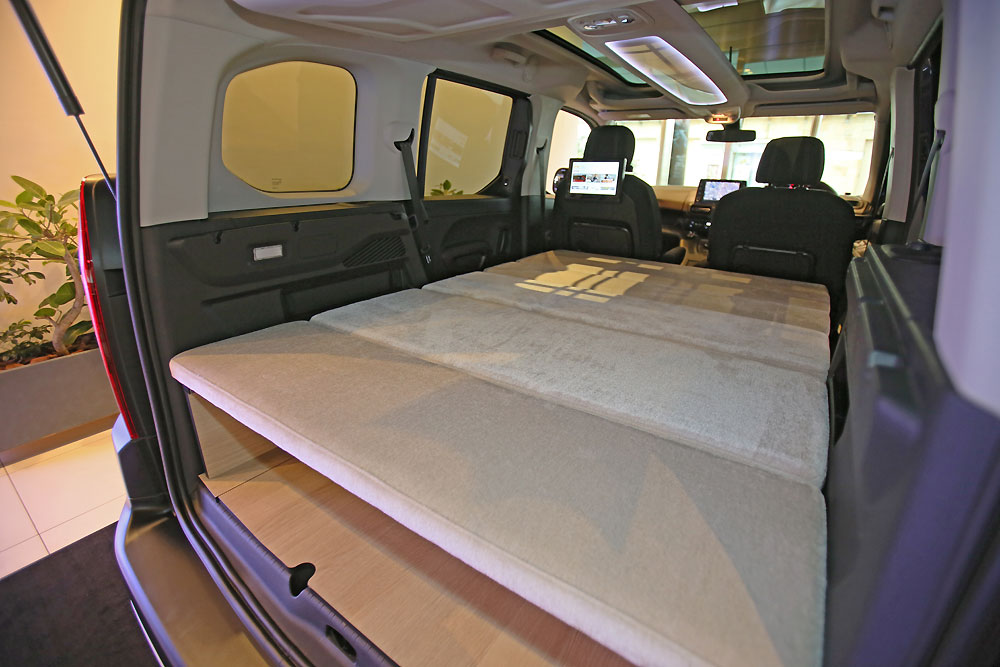 純正アクセサリー「アグレ・ベッドキット」は、リフターの後席を倒せば、長さ1800mm×幅1200mmのフラットベッドで車中泊できる純正アクセサリー。