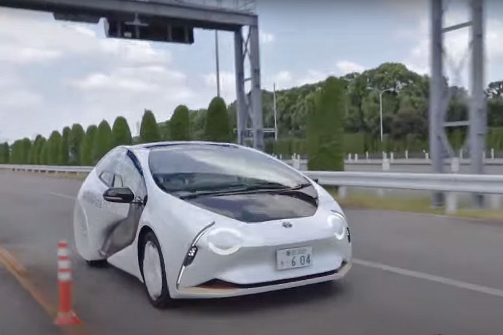 同じ説明会で発表された全固体電池を搭載するナンバー付き車両。映像では、車体の側面に「Powered by All-Solid-State Battery」のデカールを確認できる。