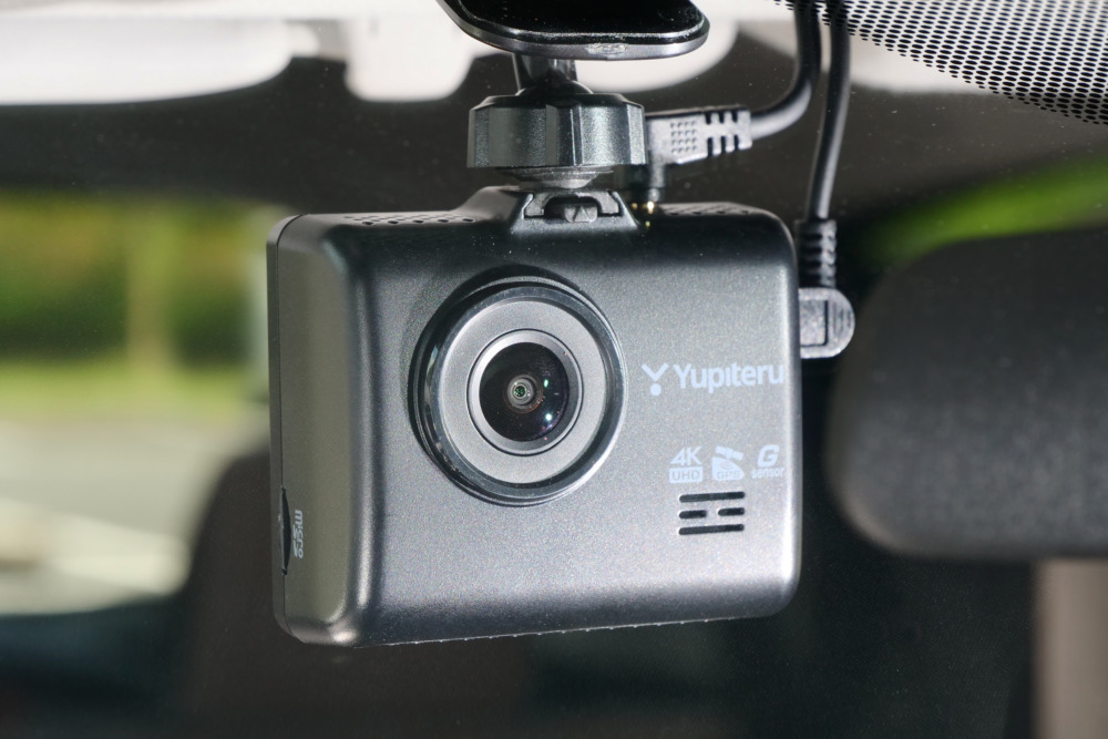 コンパクト（幅74×高さ62×奥行31mm）で取付けやすい本体は、角度調整がしやすい。フロントカメラ、GPSユニット、Gセンサーなどを内蔵する。
