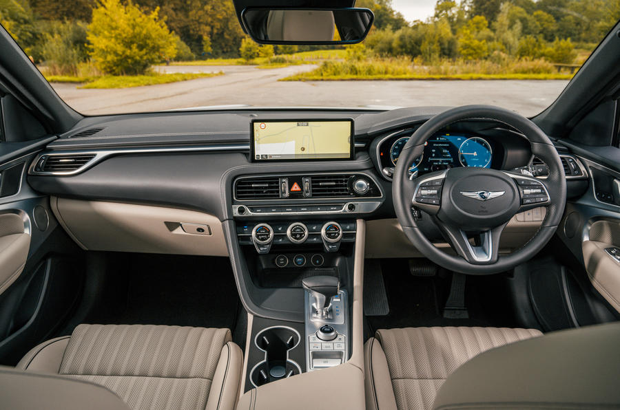 ジェネシスG70 2.0T スポーツライン(英国仕様)