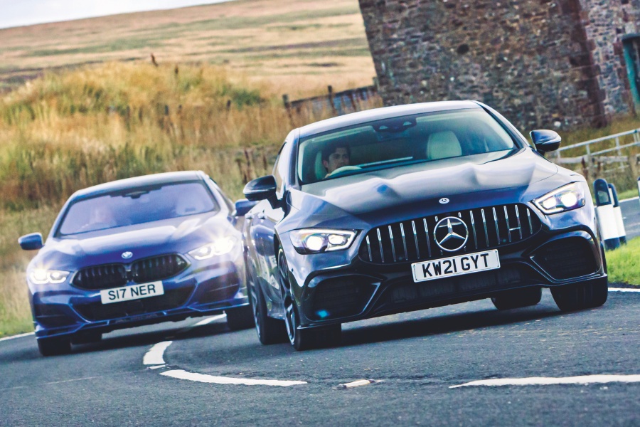 ブラックのメルセデス・ベンツAMG GT 63 S 4ドアクーペと、ブルーのアルピナB8 グランクーペ